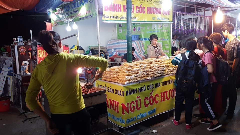 Chuyển lạnh, quần áo rét giá rẻ thu hút người tiêu dùng Hà Nội - 11 Chuyển lạnh, quần áo rét giá rẻ thu hút người tiêu dùng Hà Nội - 11