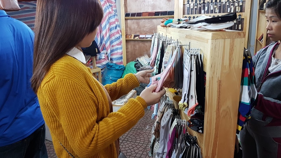 Chuyển lạnh, quần áo rét giá rẻ thu hút người tiêu dùng Hà Nội - 5 Chuyển lạnh, quần áo rét giá rẻ thu hút người tiêu dùng Hà Nội - 5