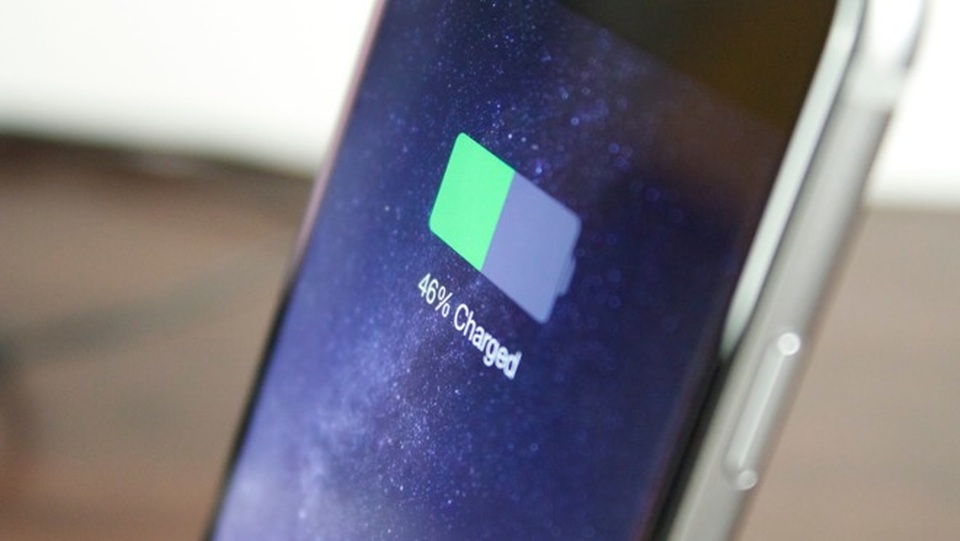 Apple không thừa nhận lỗi thiết kế khiến iPhone 6 và 6 Plus bị liệt cảm ứng - 3 Nhiều người dùng Trung Quốc thì đang đau đầu với vấn đề iPhone 6/6s đột tử khi vẫn còn pin mà không rõ nguyên do