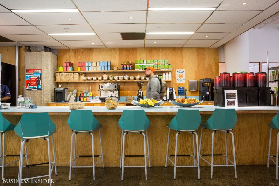 Bên cạnh không gian làm việc, thì Facebook cũng rất chú trọng đến nhu cầu ăn uống của nhân viên
