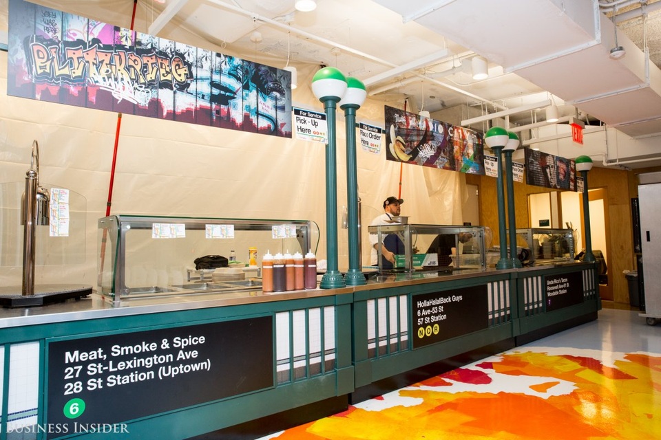 Ngay cả việc ngồi ăn, Facebook cũng cho thấy sự sáng tạo của mình với nhiều kiểu bàn ghế và chỗ ngồi khác nhau. Trong ảnh là khu ăn uống lấy cảm hứng từ mô hình ghế chờ tại các ga tàu điện ngầm.