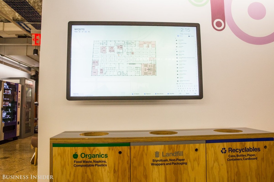 Vì văn phòng làm việc quá lớn, nên nhân viên Facebook tại đây phải dựa vào một màn hình hiển thị vị trí ngồi làm việc của mỗi người để tìm thấy nhau.