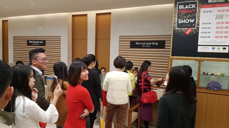 Người Hà Nội đổ xô đi mua đồ giảm giá ngày Black Friday - 3
Khu vực quà tặng, khuyến mãi, tỏ ra đặc biệt thu hút khách mua hàng