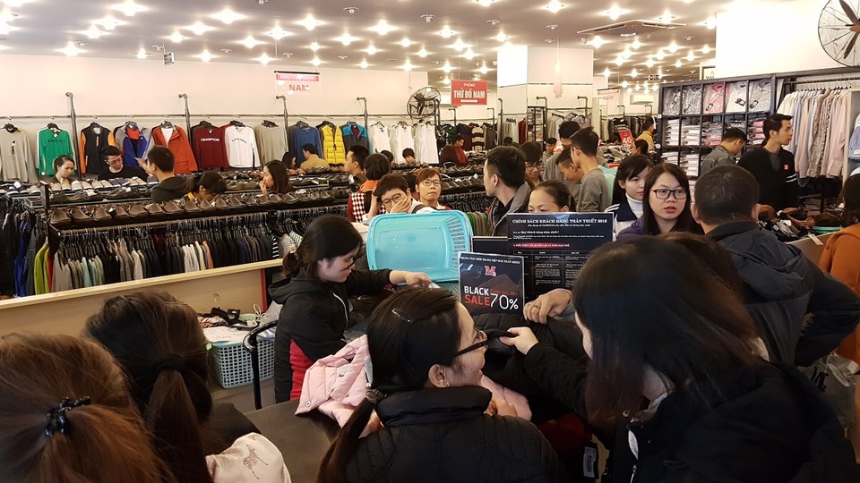 Người Hà Nội đổ xô đi mua đồ giảm giá ngày Black Friday - 7 Người Hà Nội đổ xô đi mua đồ giảm giá ngày Black Friday - 7