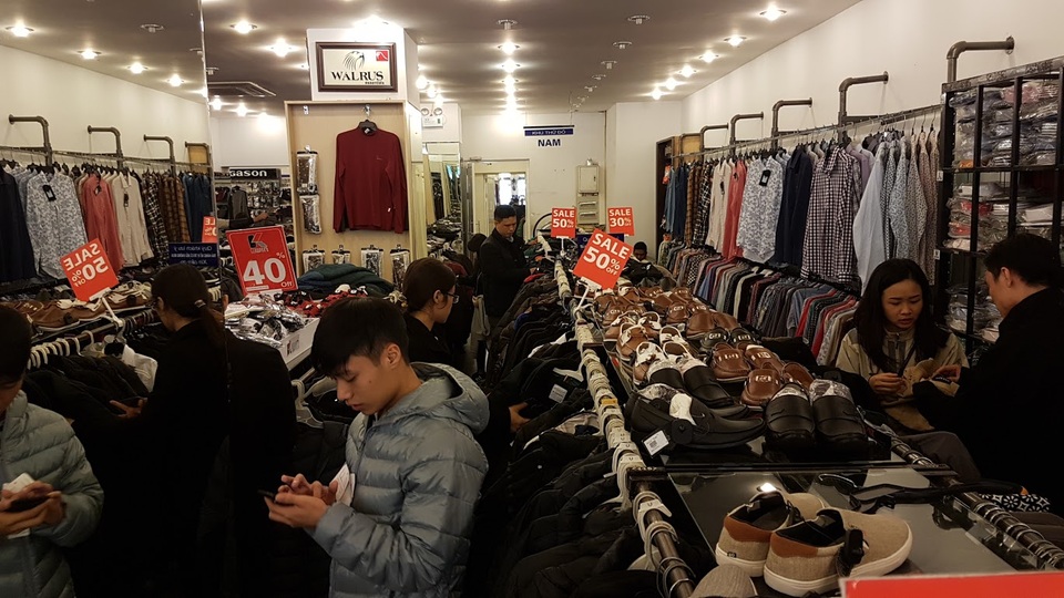 Người Hà Nội đổ xô đi mua đồ giảm giá ngày Black Friday - 10 Người Hà Nội đổ xô đi mua đồ giảm giá ngày Black Friday - 10