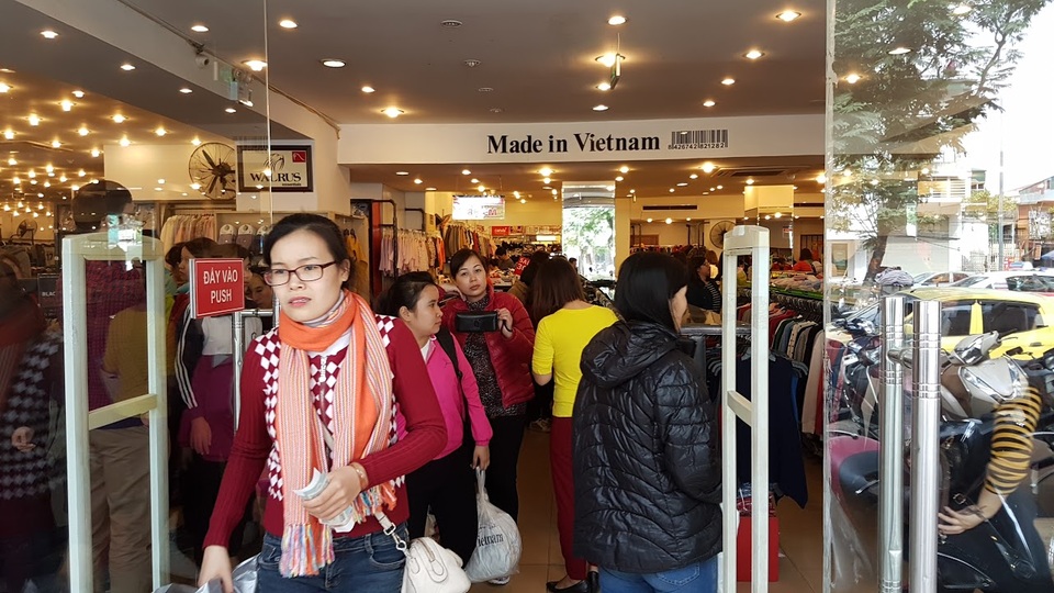 Người Hà Nội đổ xô đi mua đồ giảm giá ngày Black Friday - 11 Người Hà Nội đổ xô đi mua đồ giảm giá ngày Black Friday - 11