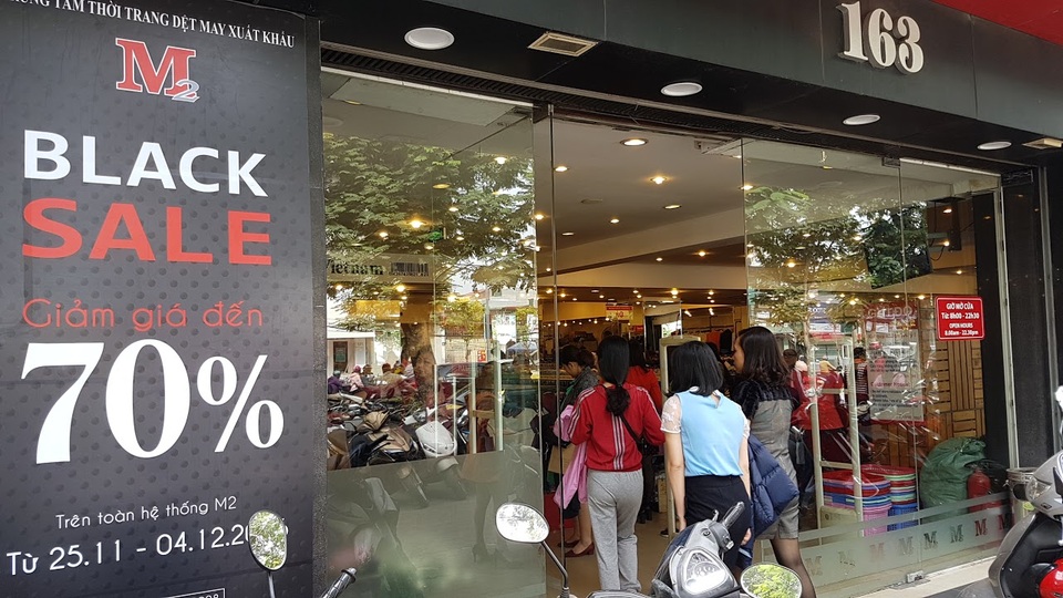 Người Hà Nội đổ xô đi mua đồ giảm giá ngày Black Friday - 12 Người Hà Nội đổ xô đi mua đồ giảm giá ngày Black Friday - 12