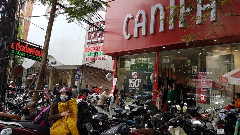 Người Hà Nội đổ xô đi mua đồ giảm giá ngày Black Friday - 8 Mặt vỉa hè xếp đầy xe máy, không còn một chỗ trống