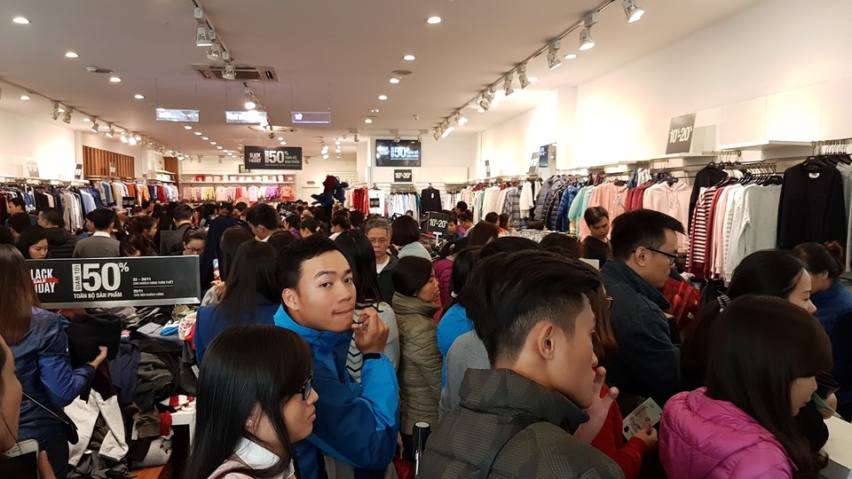 Người Hà Nội đổ xô đi mua đồ giảm giá ngày Black Friday - 14 Nếu như mua hàng vào dịp cuối tuần này, bạn có thể sẽ phải chờ rất lâu mới đến lượt mình thanh toán