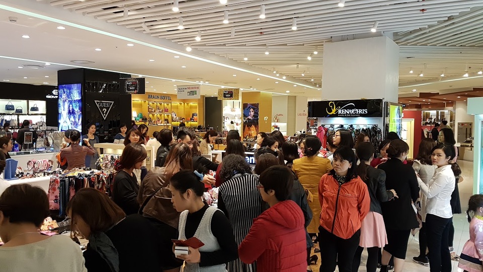 Người Hà Nội đổ xô đi mua đồ giảm giá ngày Black Friday - 1 Biển người xuất hiện tại các khu mua sắm trong ngày Black Friday