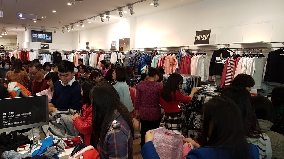 Người Hà Nội đổ xô đi mua đồ giảm giá ngày Black Friday - 18 Người Hà Nội đổ xô đi mua đồ giảm giá ngày Black Friday - 18