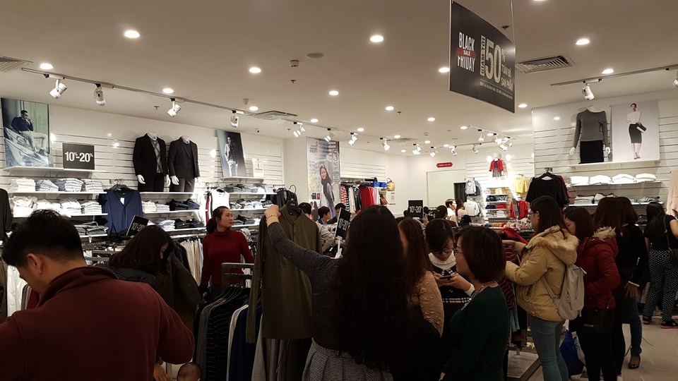 Người Hà Nội đổ xô đi mua đồ giảm giá ngày Black Friday - 16 Người Hà Nội đổ xô đi mua đồ giảm giá ngày Black Friday - 16