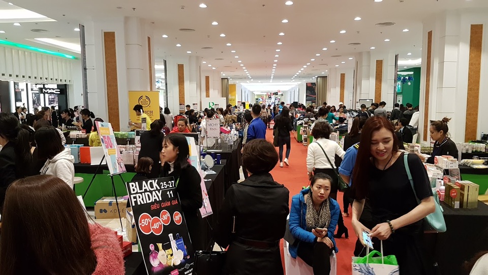 Người Hà Nội đổ xô đi mua đồ giảm giá ngày Black Friday - 21 Black Friday là một trong những dịp mua sắm tốt nhất trong năm, bên cạnh các kỳ mua sắm khác như Giáng Sinh, Tết Nguyên Đán,...