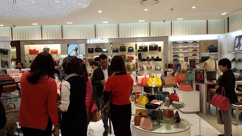 Người Hà Nội đổ xô đi mua đồ giảm giá ngày Black Friday - 4 Người Hà Nội đổ xô đi mua đồ giảm giá ngày Black Friday - 4