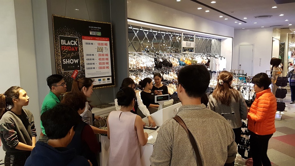 Người Hà Nội đổ xô đi mua đồ giảm giá ngày Black Friday - 5 Khu vực thanh toán luôn trong tình trạng quá đông khách chờ