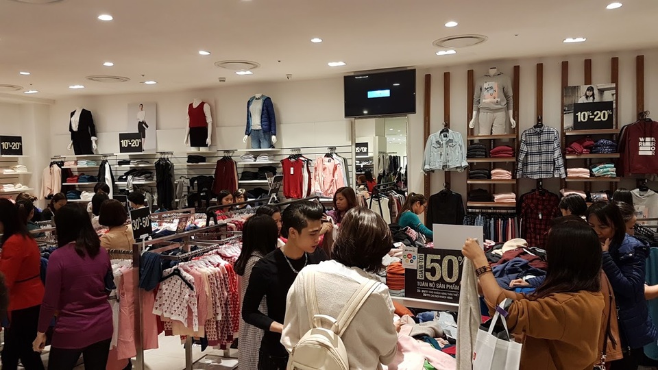 Người Hà Nội đổ xô đi mua đồ giảm giá ngày Black Friday - 6 Mặt hàng thời trang, đặc biệt là quần áo rét được người Hà Nội vô cùng quan tâm