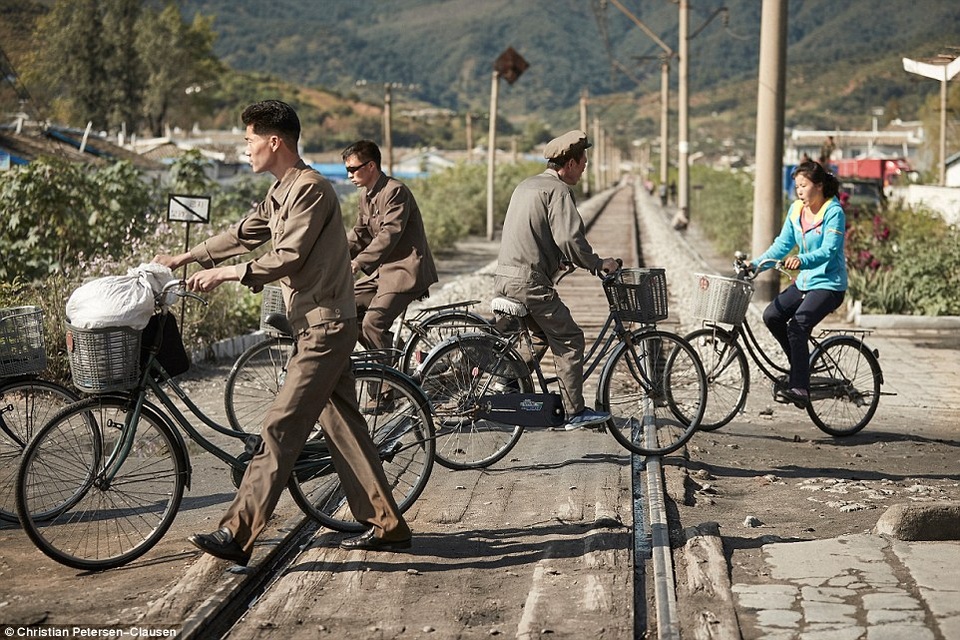 Trái với vẻ đẹp hào nhoáng của giới thượng lưu là một bộ mặt khác của tầng lớp lao động Triều Tiên