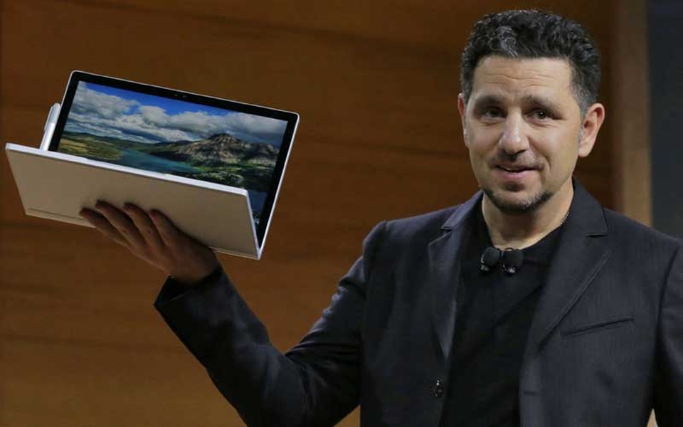 Microsoft: "Người dùng chuyển sang Surface do thất vọng với MacBook Pro" - 2 Panos Panay, phó chủ tịch mảng Surface Computing tại Microsoft giới thiệu sản phẩm Surface Book (Nguồn: AP)