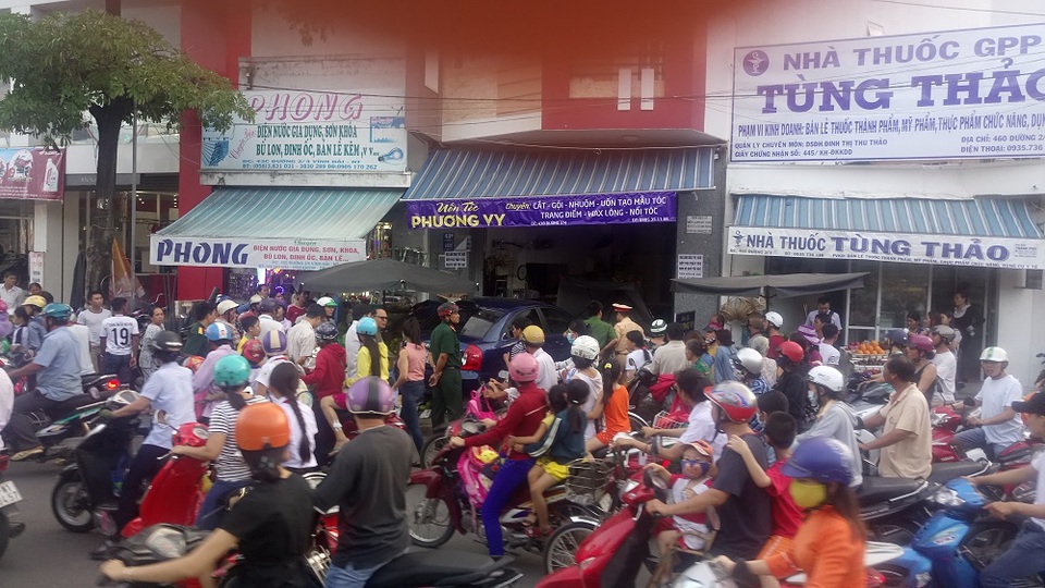 Ô tô “leo” dải phân cách rồi lao thẳng vào tiệm uốn tóc - 1