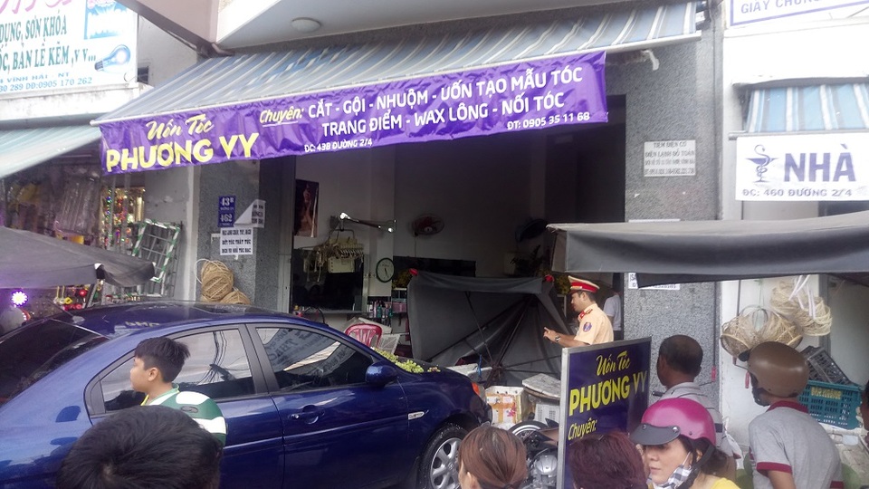 Ô tô “leo” dải phân cách rồi lao thẳng vào tiệm uốn tóc - 3
