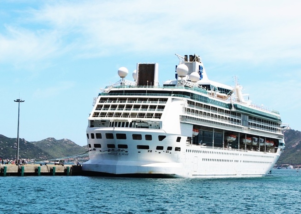 Cảng quốc tế Cam Ranh lần đầu đón du thuyền “khủng” ghé thăm - 1 Tàu Legend of the Seas ghé thăm cảng Quốc tế Cam Ranh