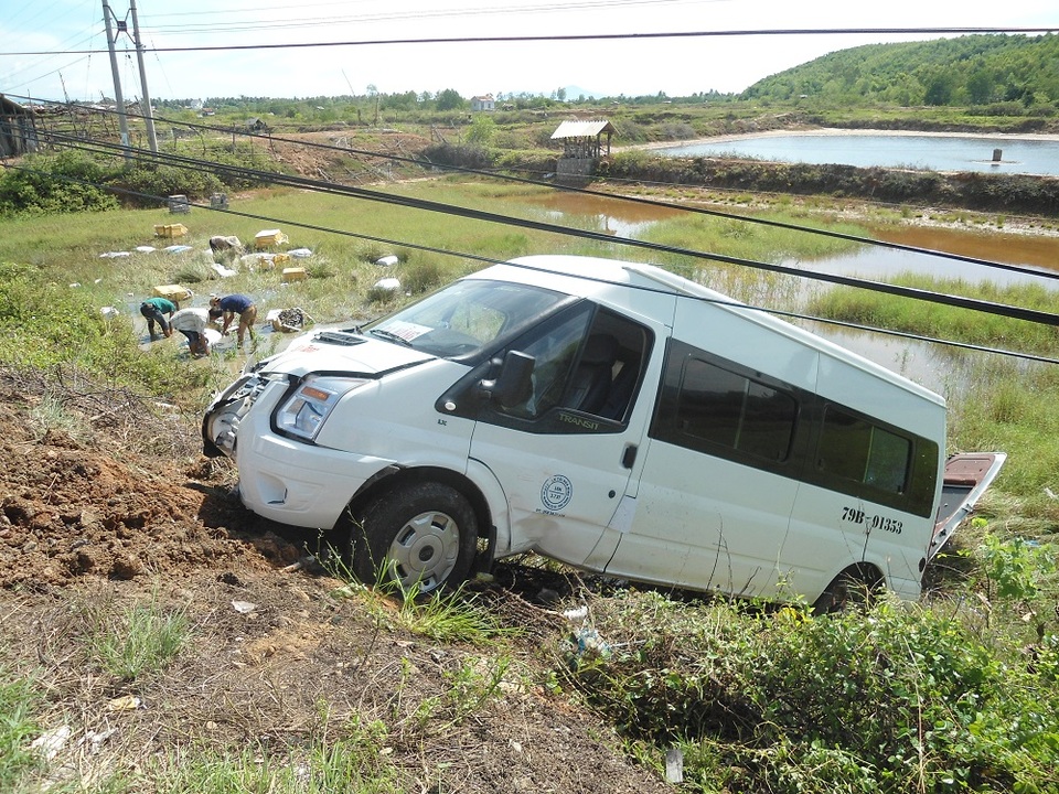 Người dân Khánh Hòa phụ giúp thu gom tôm sú bị đổ xuống ruộng sau vụ tai nạn liên hoàn của xe khách