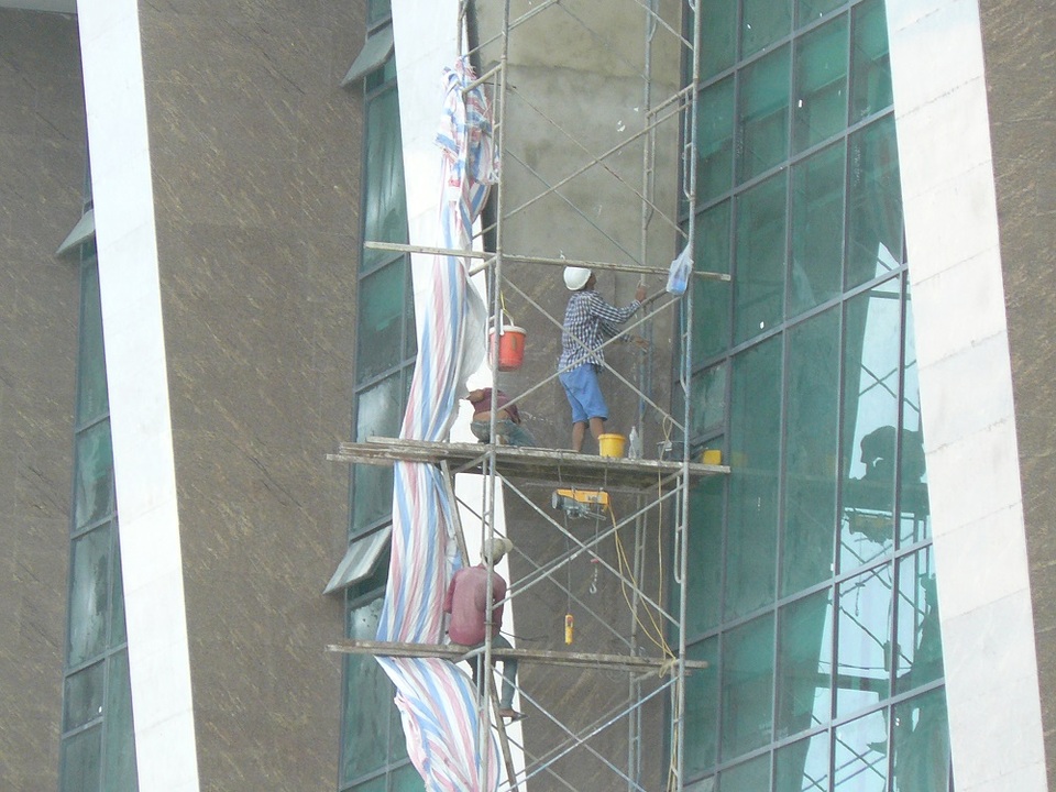 Dự án vẫn hoạt động thi công ở các tầng thấp, bất chấp quyết định đình chỉ thi công của Sở Xây dựng Khánh Hòa, ngày 14/9