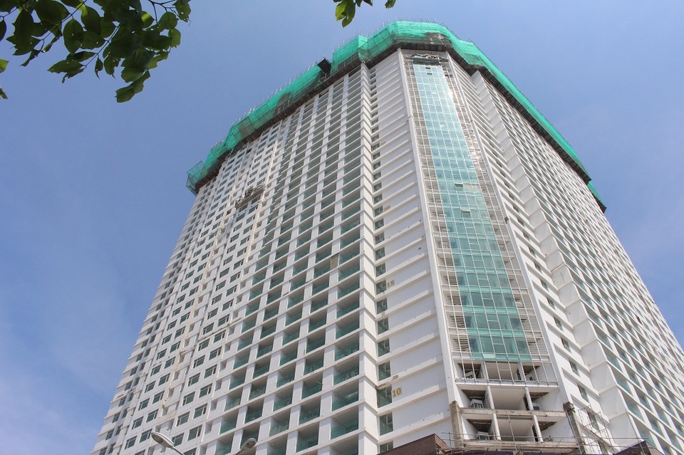 Sở Xây dựng Khánh Hòa đã ra quyết định đình chỉ thi công ký ngày 9/9 vì dự án này xây “vượt trần” 43 tầng so với quy hoạch của Chính Phủ