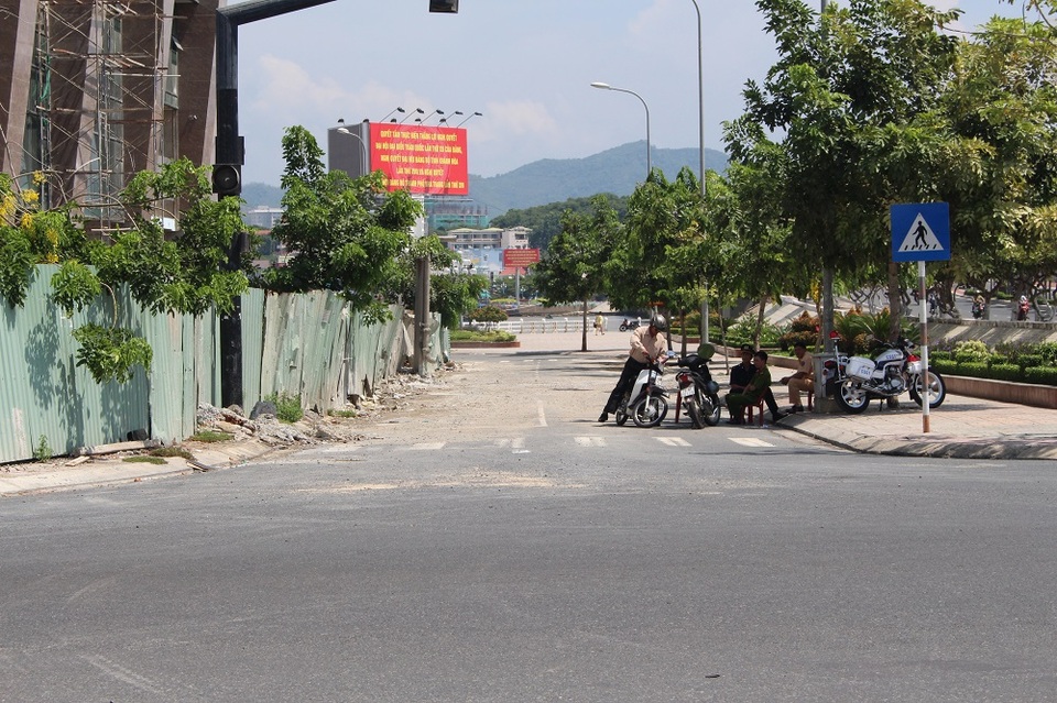Khánh Hòa bất ngờ triển khai lực lượng công an phong tỏa các xe chở vật liệu đi vào dự án sáng 21/9