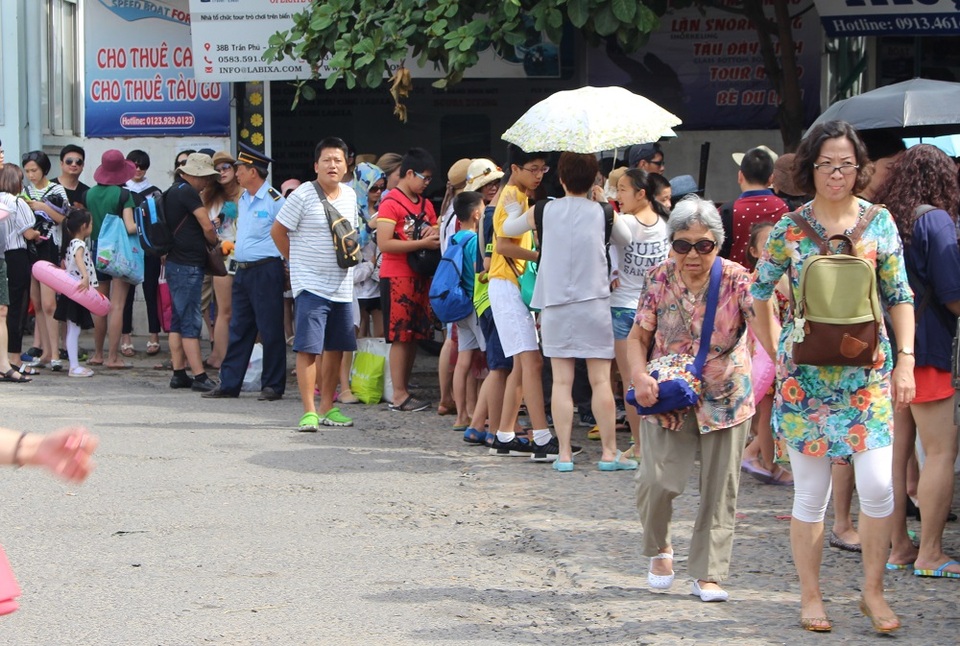 
Du khách Trung Quốc đợi tàu du lịch ở bến tàu Cầu Đá (TP Nha Trang) những ngày gần đây
