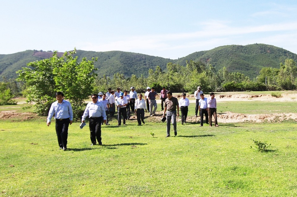Khánh Hòa bất ngờ phát triển “nóng” điện mặt trời ở vùng phía Nam - 1 Đoàn công tác của tỉnh Khánh Hòa thị sát ở khu vực làm nhà máy điện mặt trời ở TP Cam Ranh