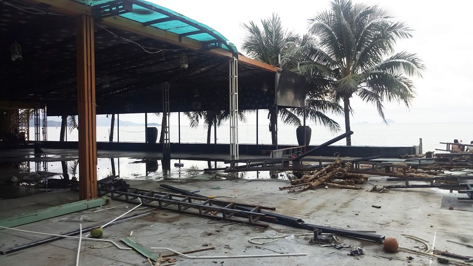 Hiện trạng nhà hàng E-Land Four Seasons (phía Đông đường Trần Phú, TP Nha Trang, Khánh Hòa) bị tháo dỡ