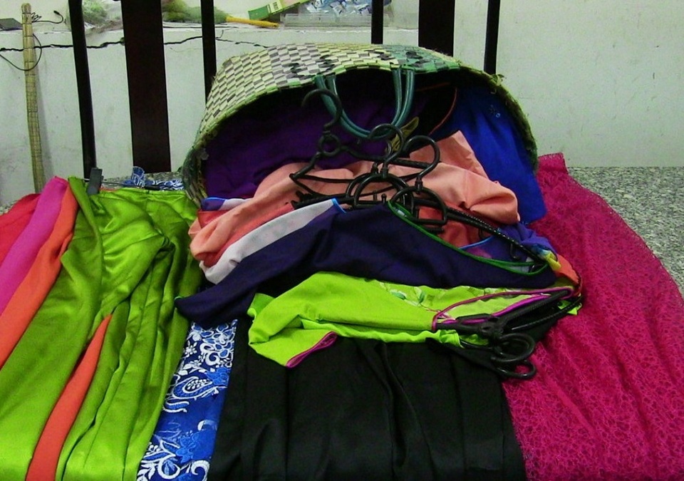 Hàng chục áo dài do Loan trộm tại cơ quan điều tra