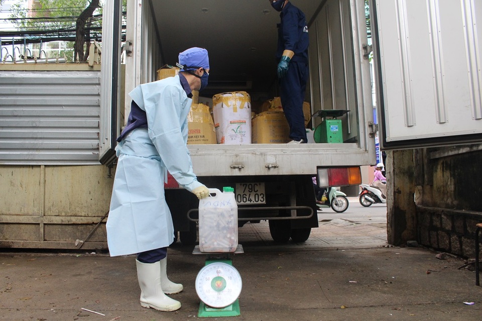 Việc 2 ngày mới xe mới đến thu gom đã khiến việc bảo quản tốn kém do trữ trong kho lạnh, tiềm ẩn rủi ro phát tán