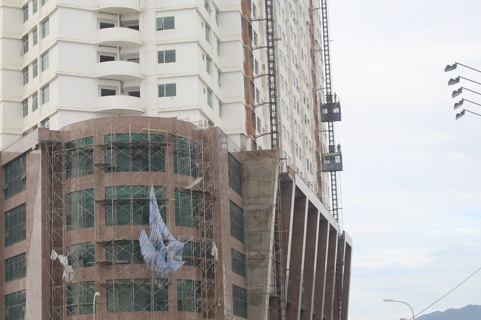 Dự án vẫn đang thi công ở các tầng cấp thấp dù cơ quan chức năng đã giăng hàng rào phong tỏa, sáng 8/10