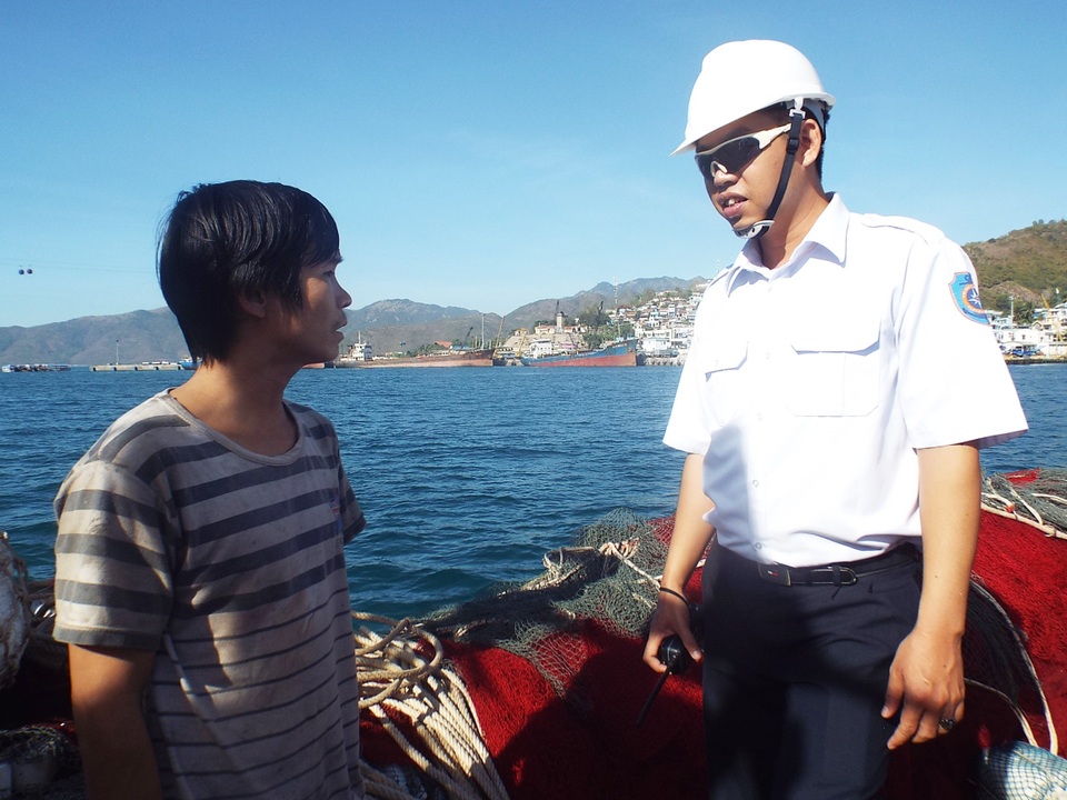 Ông La Trần Quang, Trưởng phòng phối hợp TKCN Nhatrang MRCC trong một lần làm nhiệm vụ