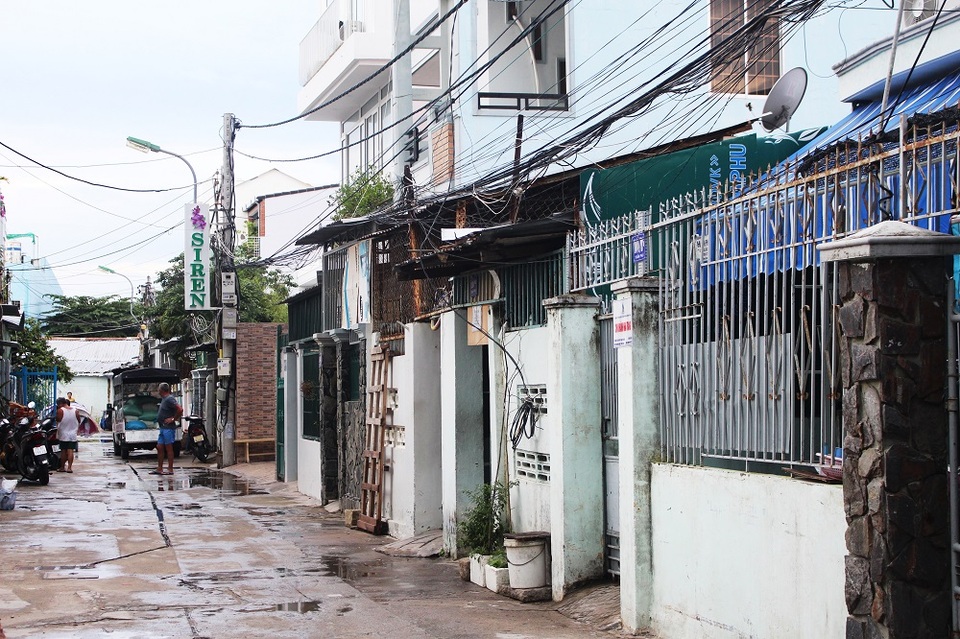 
Xóm bộ đội (phường Lộc Thọ, TP Nha Trang) nơi gia đình phi công Dương Lê Minh sinh sống trước đây trở nên buồn bã khi hay tin anh hi sinh (Ảnh: Viết Hảo)
