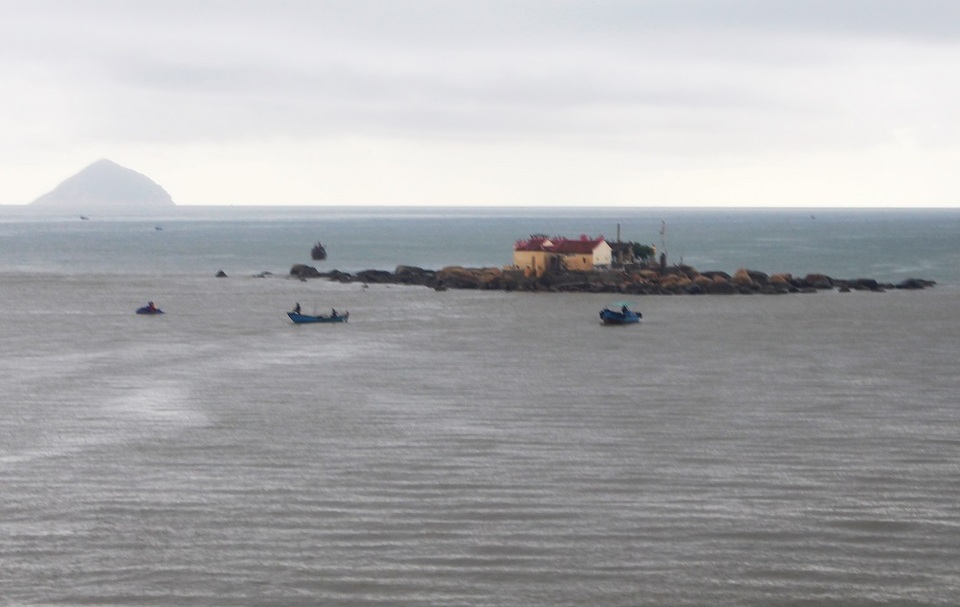 Các thuyền, ghe tổ chức tìm kiếm 2 cha con mất tích trên Vịnh Nha Trang