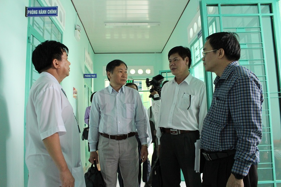 Đoàn công tác của tỉnh Khánh Hòa đến thị sát công tác điều trị SXH ở Bệnh viện Bệnh Nhiệt đới Khánh Hòa, có thêm lãnh đạo Viện Pasteur Nha Trang
