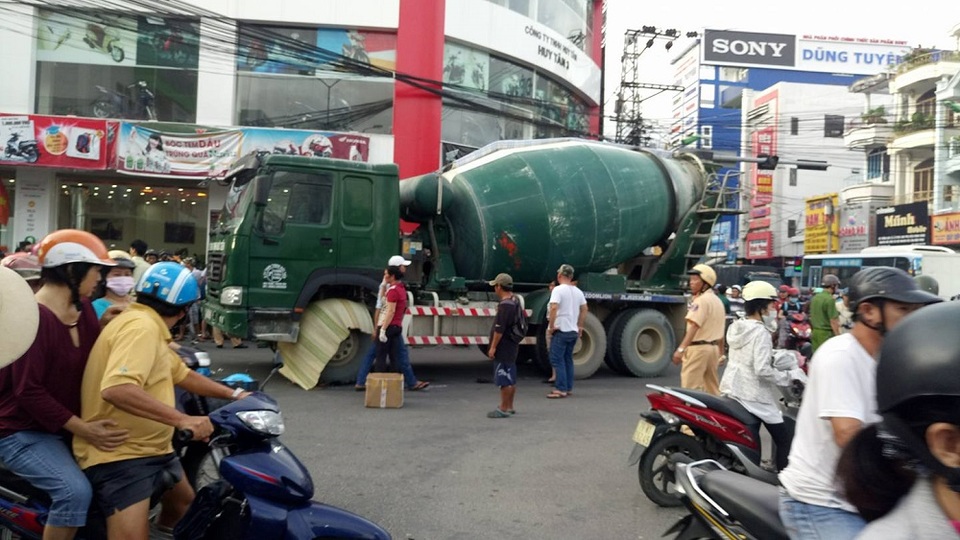 Hàng trăm người vây xe bồn cán chết người đàn ông trung niên - 2 Hiện trường vụ tai nạn