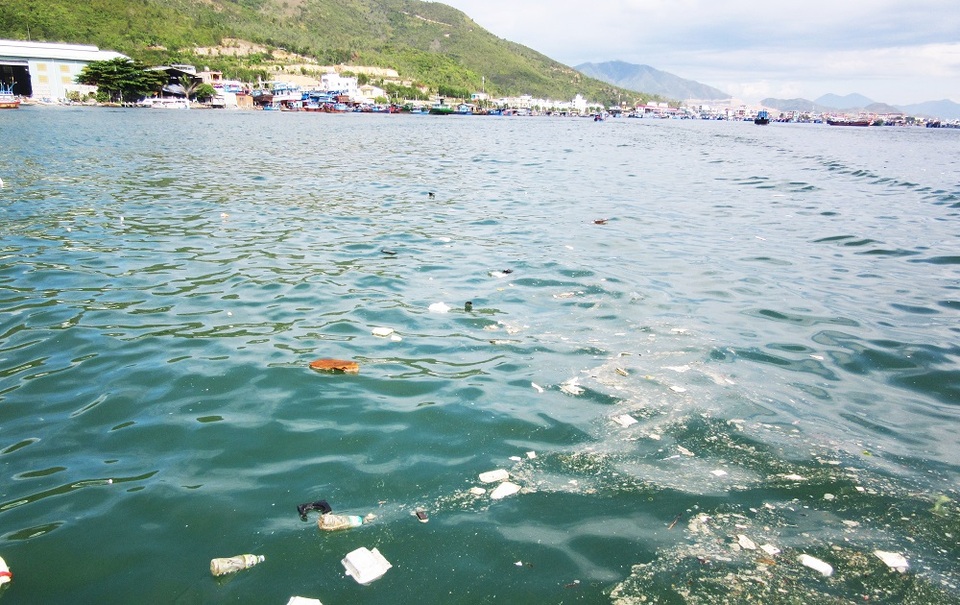 Vịnh Nha Trang, một trong 29 vịnh đẹp thế giới bị rác bủa vây