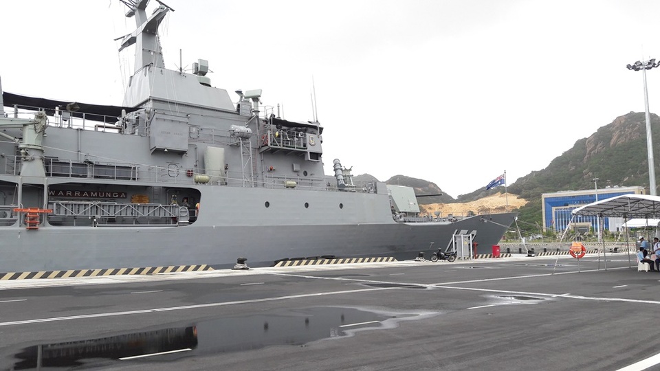 Chiến hạm Úc cùng thủy thủ đoàn 180 người thăm Cam Ranh - 2 Chiến hạm HMAS WARRAMUNGA cập cảng Quốc tế Cam Ranh, sáng 2/11