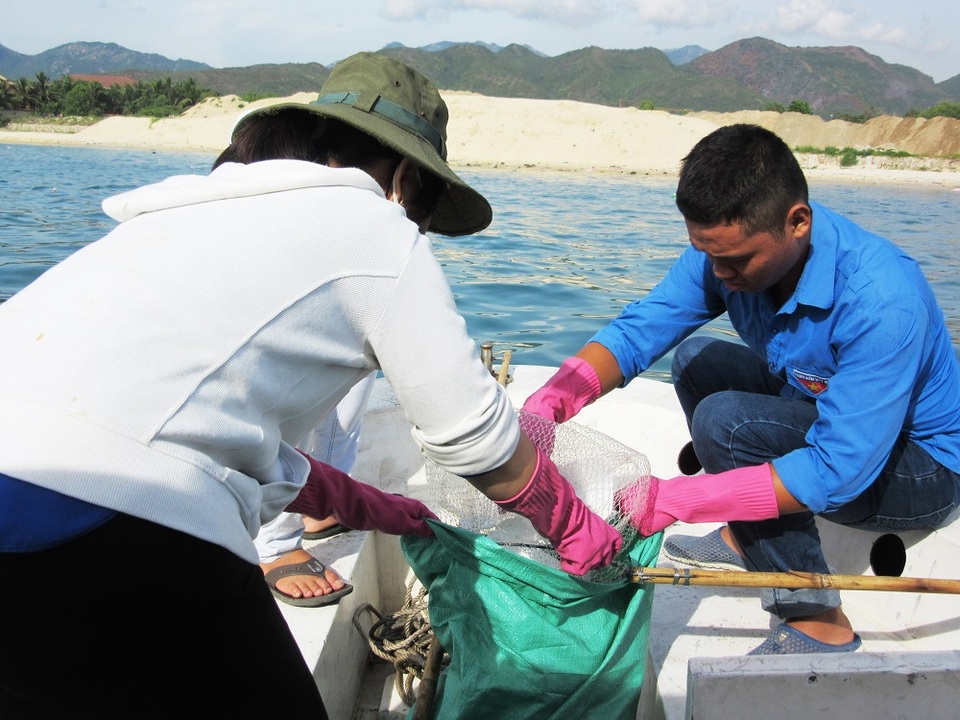 Hoạt động thu gom rác trên Vịnh Nha Trang, Khánh Hòa
