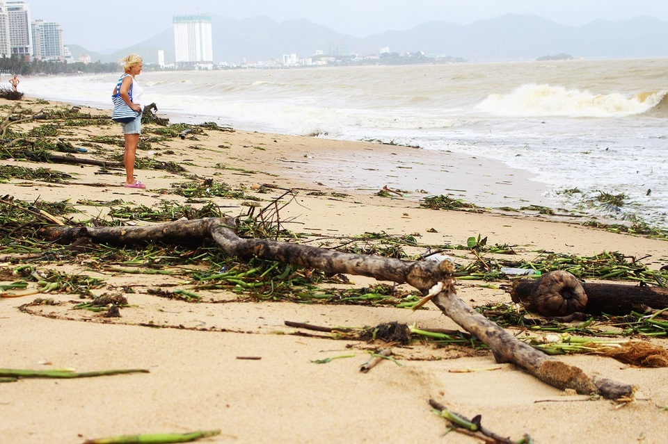 Du khách vẫn tranh thủ ngắm biển trong thời tiết không thuận lợi