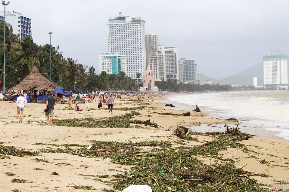 Bãi biển Nha Trang trưa 3/11 sau nhiều ngày có mưa lớn