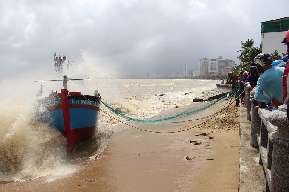Tàu cá KH 96166-TS bị mắc cạn bên bờ Vịnh Nha Trang do nước lũ cuốn