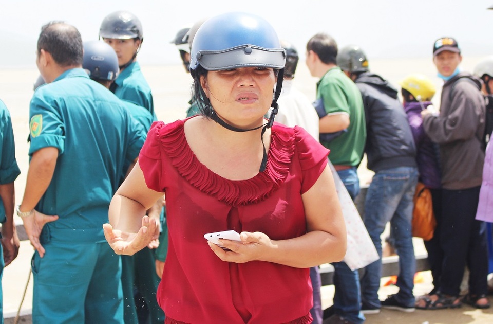 Người phụ nữ như ngồi trên lửa trước việc tàu cá bị mắc cạn, sóng đánh tơi tả