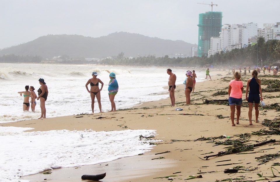 Nha Trang: Du khách nước ngoài “đổ xô” ngắm sóng mùa biển động - 4