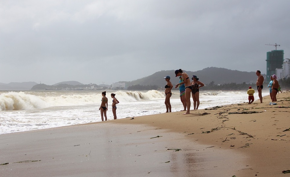 Nhiều du khách nô đùa bên sóng lớn dù rất nguy hiểm