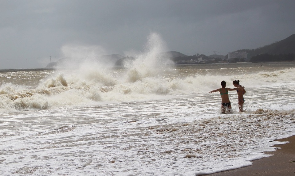 Những con sóng cao hơn đầu du khách ở bãi biển Nha Trang